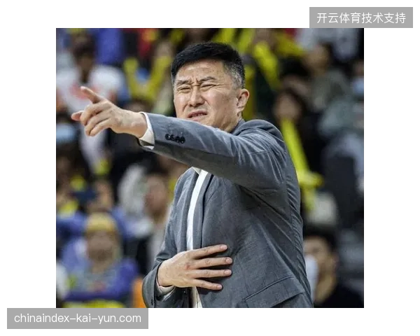 杜锋缺席比赛时，广东外教团队通过改变防守策略和激活徐杰的持球进攻，展现了不同的执教思路